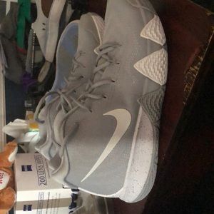 Nike mens Kyrie 4 2019 basketball Shoes